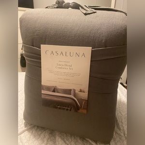 Brand new full/Queen casaluna comforter set